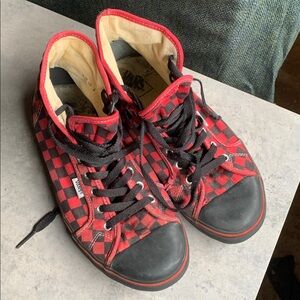 Men’s 9 classic high tops Vans black shell toe red checker board